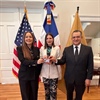 JCE entrega primera nueva cédula en el exterior a embajadora de RD ante EE. UU.
