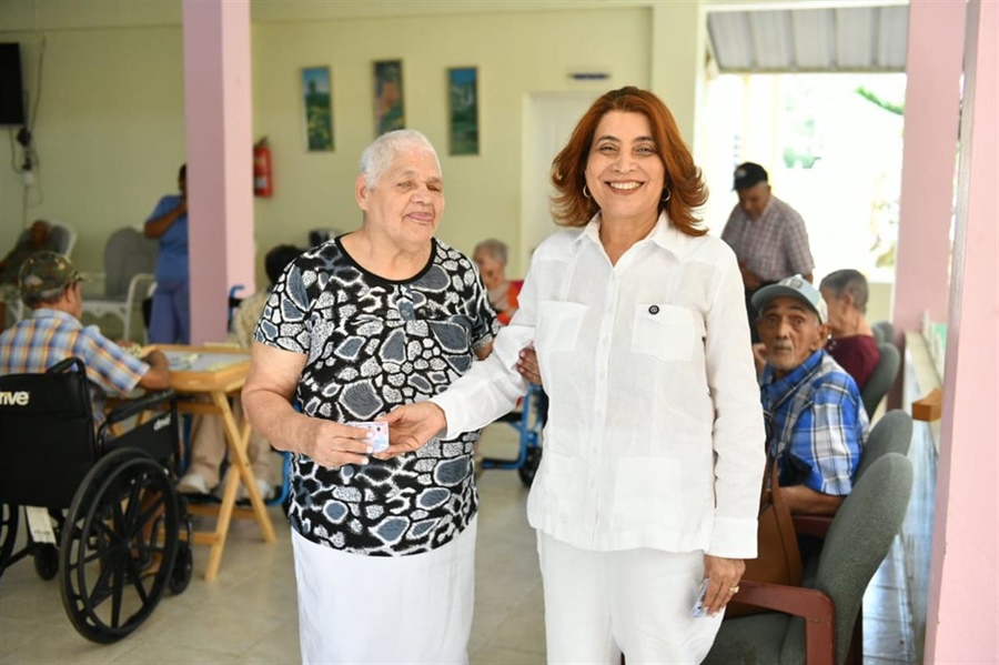 JCE entrega la nueva cédula a adultos mayores del Hogar de Ancianos América Esperanza en SFM