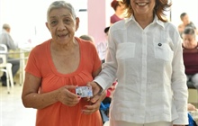 JCE entrega la nueva cédula a adultos mayores del Hogar de Ancianos...