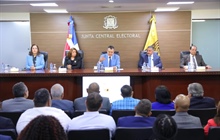 JCE presenta proyecto de la nueva cédula a otras organizaciones...