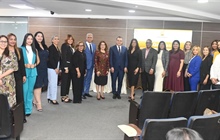 JCE presenta nueva cédula a la Asociación de Mujeres Ejecutivas,...