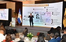 La JCE presenta diseño de las nuevas cédulas a periodistas,...