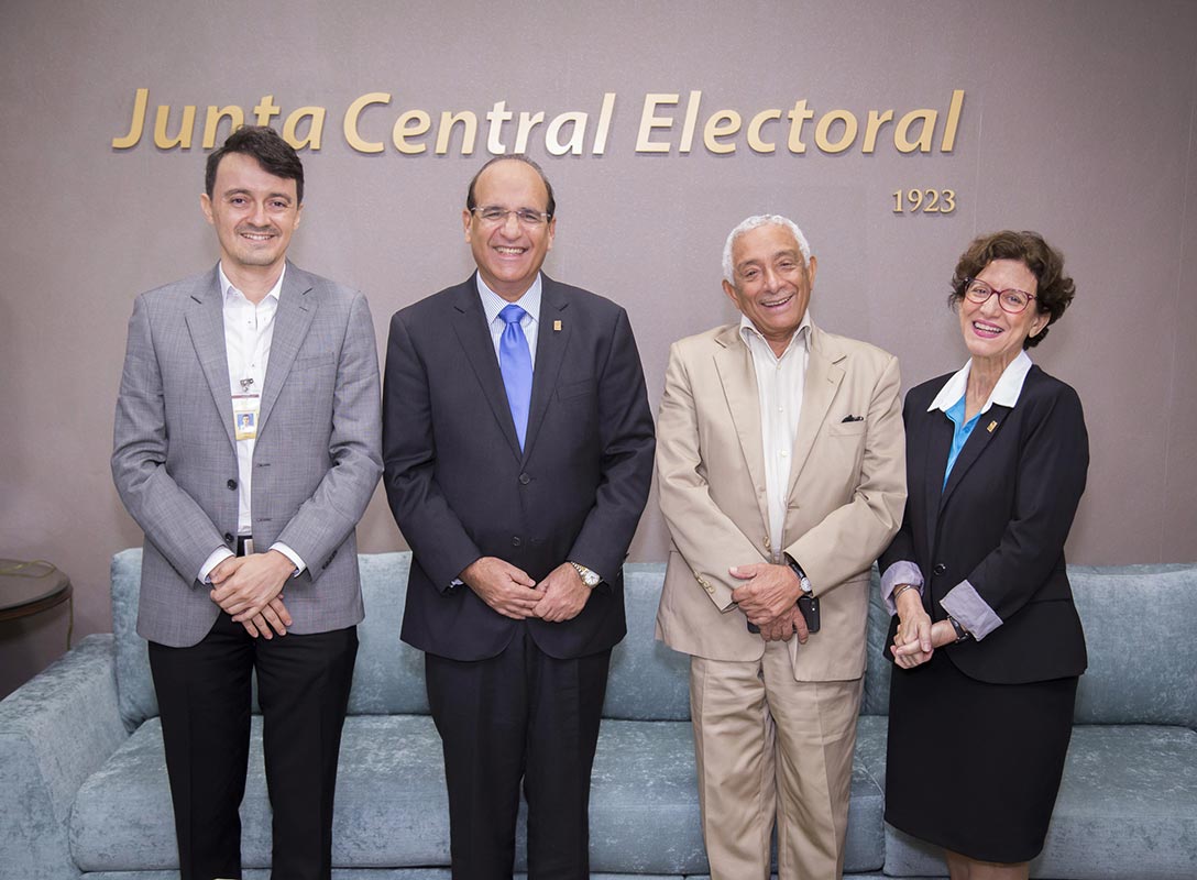 Julio César Castaños Guzmán recibió en su despacho la visita del maestro  Rafael Solano