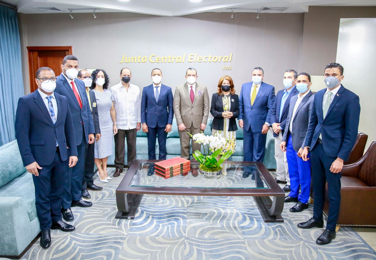 Pleno de la JCE recibe visita de cortesía del Partido País Posible